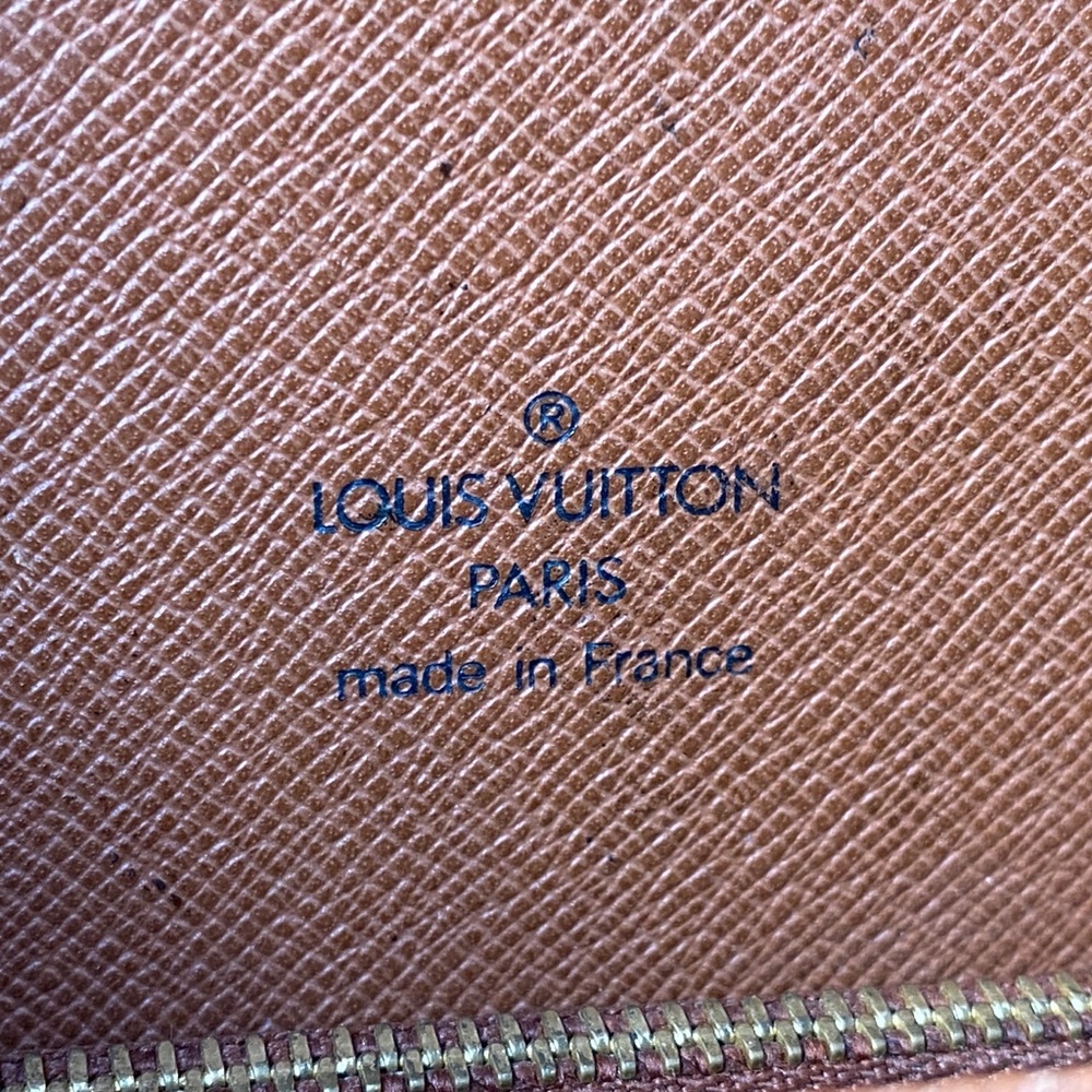 ๐ฏ Authentic Louis Vuitton Courcelles Body Bag ๐ - Picture 13 of 13